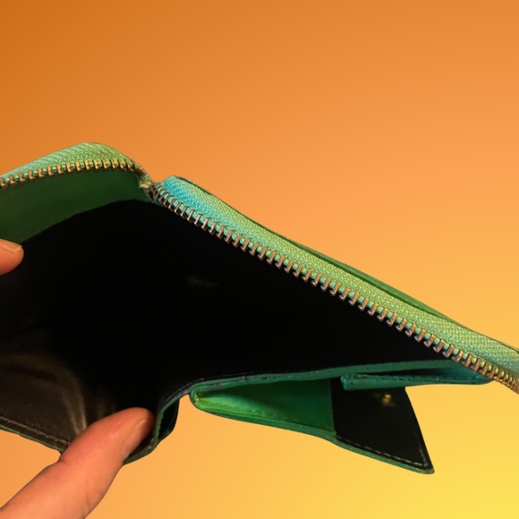 COMME des GARÇONS — Clover-Embossed Zip-Around Wallet | Green Leather - Picture 6 of 8